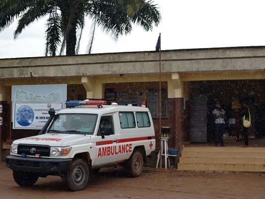 塞阿里昂凯内马政府医院门口的救护车