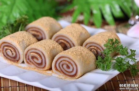 Beijing snack lvdagun, glutinous rice rolls with sweet bean paste. [Photo/IC]