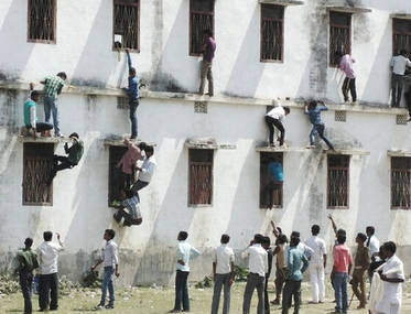 印度考试作弊逆天：印度家长爬墙给考生递答案