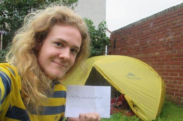 双语阅读：英国一学生为省钱 借花园露营一年