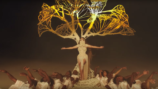 碧昂丝为《狮子王》发《精灵》MV，11套换装