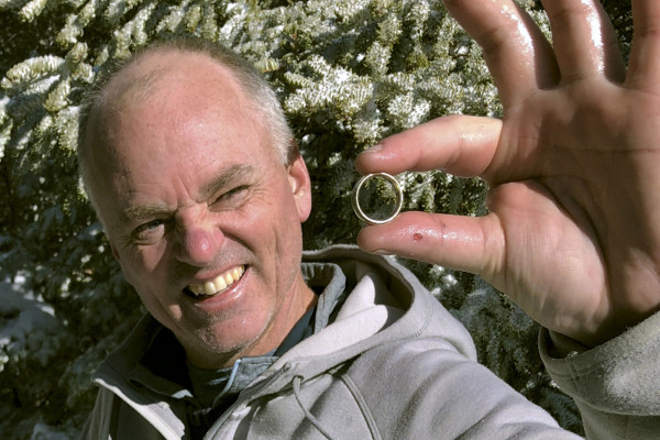 徒步旅行者在雪山上奇迹般地找到了丢失的结婚戒指