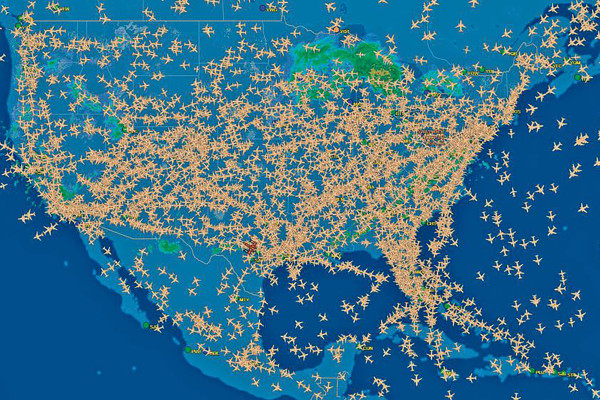 美国的天空，挤满了载着感恩节旅客的飞机