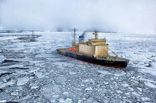 一艘补给船发生故障，目前有42名研究人员被困在南极洲