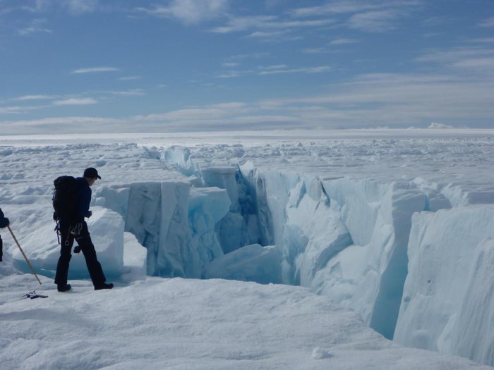 无人机实时显示格陵兰冰盖破裂