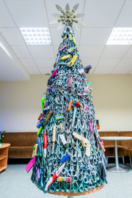 机场竖立由没收物品制成的圣诞树
