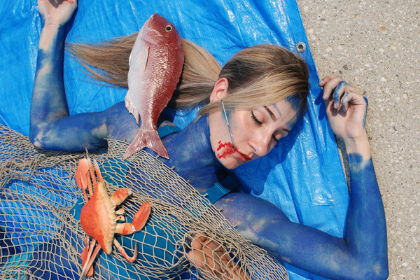 “善待动物组织”成员抗议海鲜市场“死鱼”