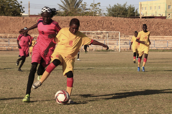苏丹妇女一边挑战宗教信仰，一边追逐足球梦想