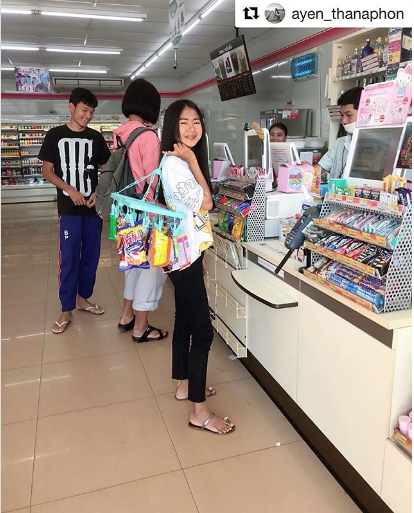 泰国禁用塑料袋后，购物变得更有创意