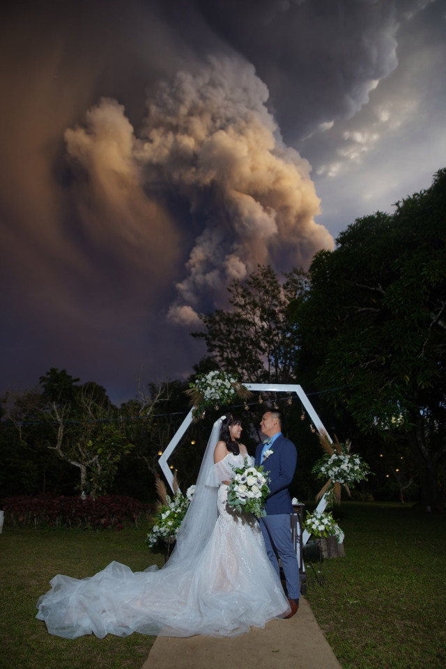 在火山喷发的背景下，来一场婚礼