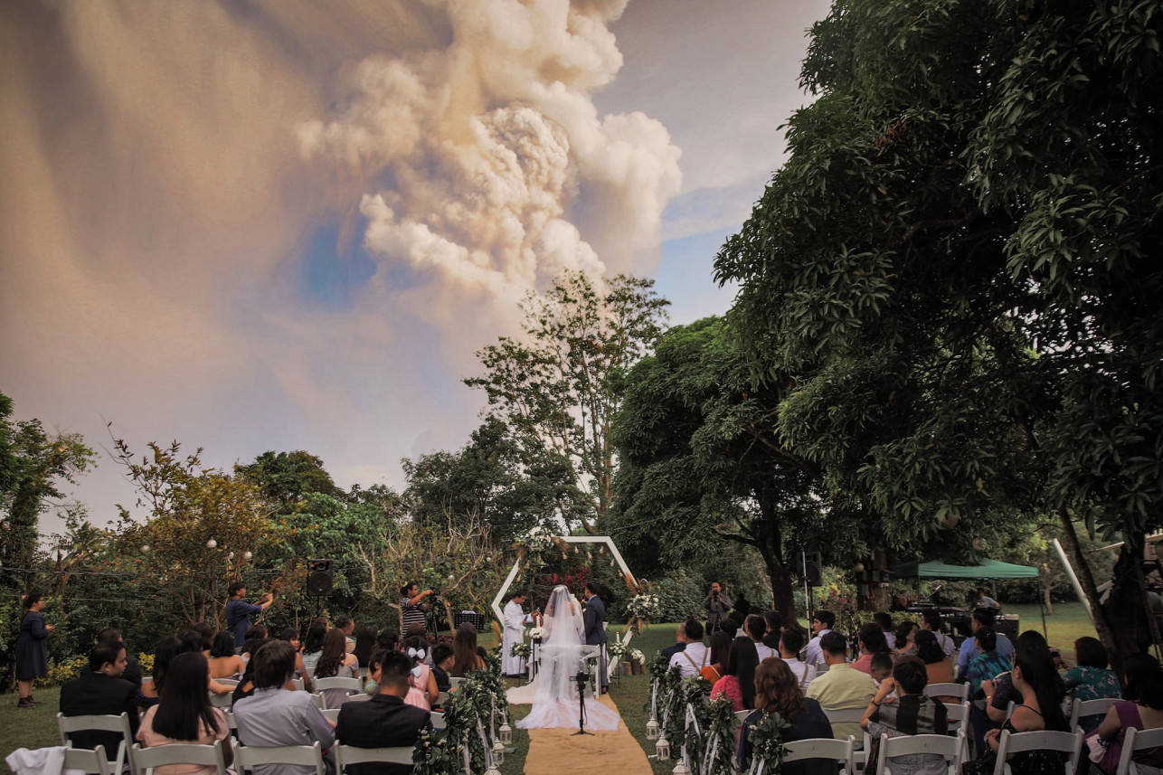 在火山喷发的背景下，来一场婚礼