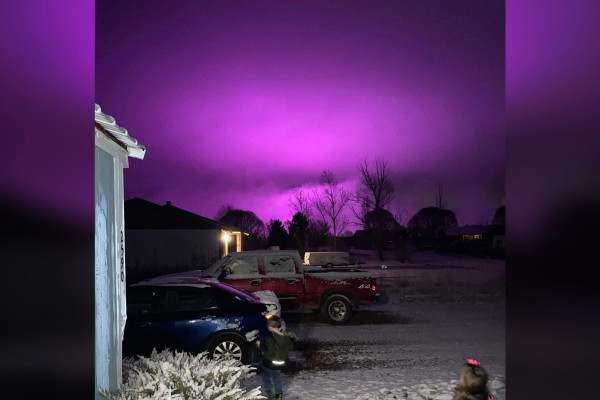 由于附近的农场，亚利桑那州小镇上空泛着紫色的光
