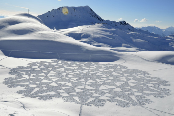 艺术家在雪中创造了迷人的几何图案