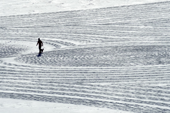 艺术家在雪中创造了迷人的几何图案
