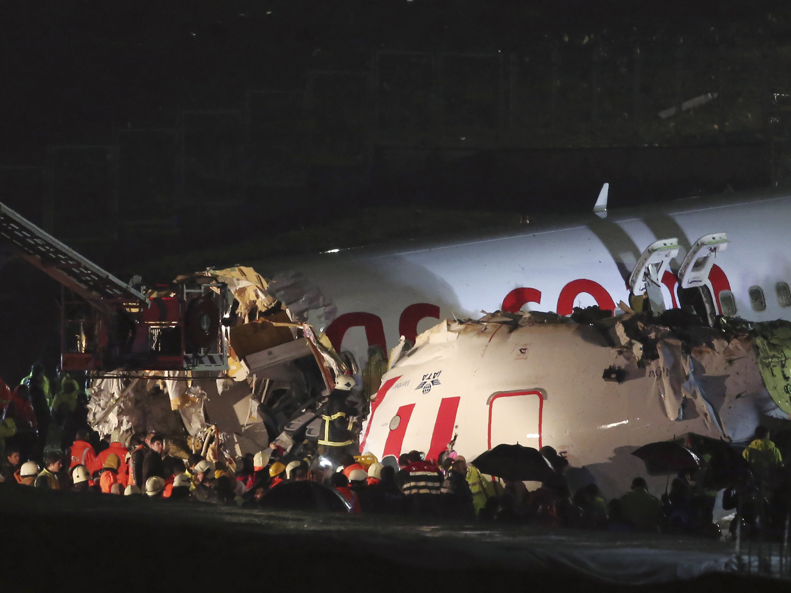 一架飞机在土耳其机场坠毁，造成3人死亡，近179人受伤
