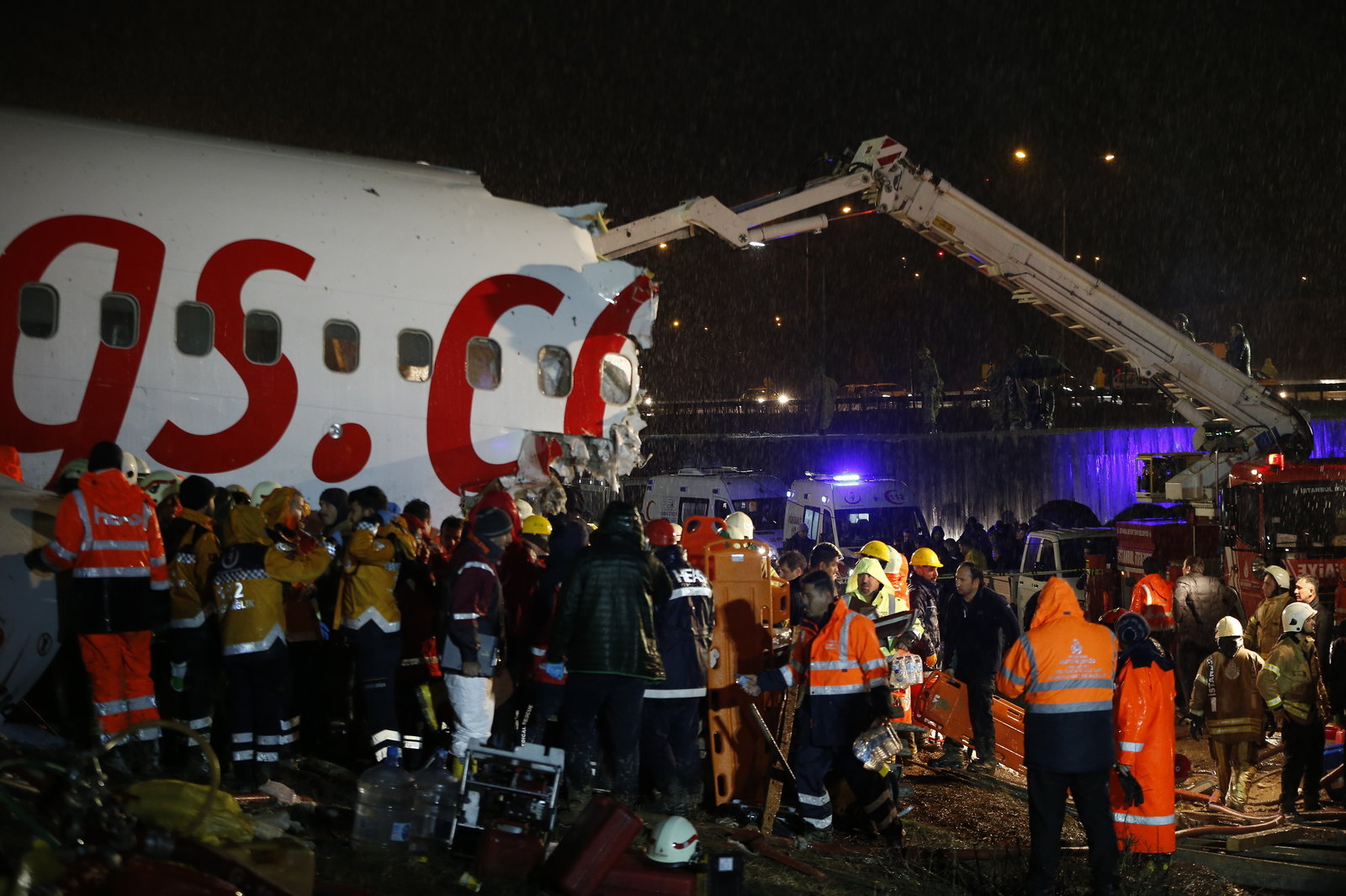 一架飞机在土耳其机场坠毁，造成3人死亡，近179人受伤