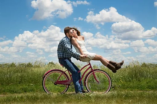 大多数美国人承认浪漫的假期挽救了他们的关系