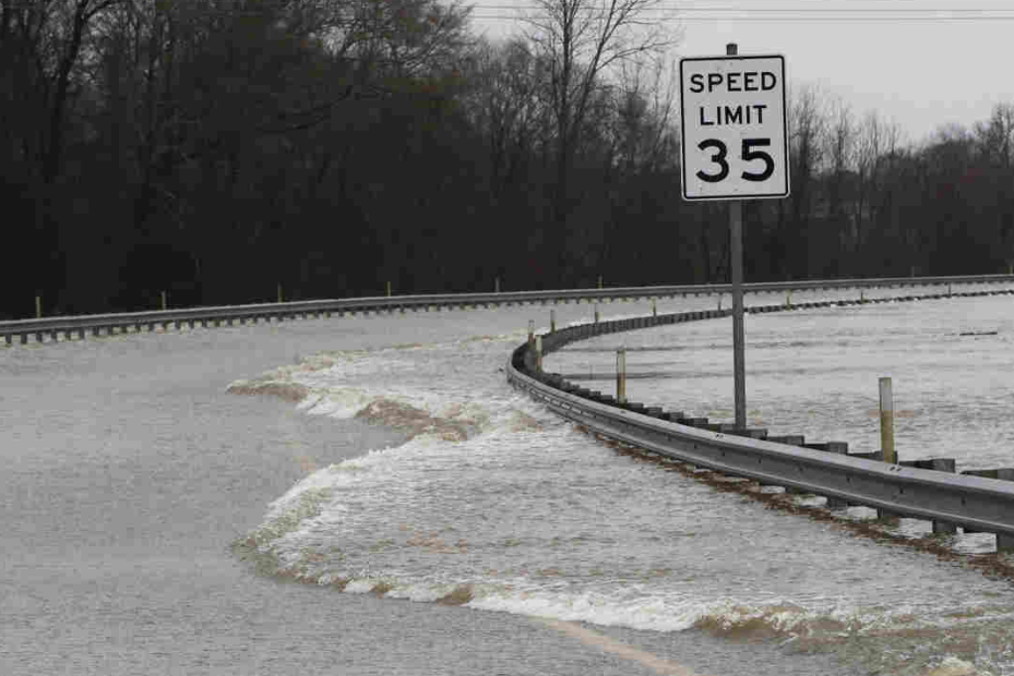 密西西比州的洪水仍然“岌岌可危”