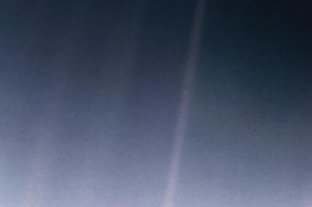 NASA揭示了40亿英里外的地球超现实照片