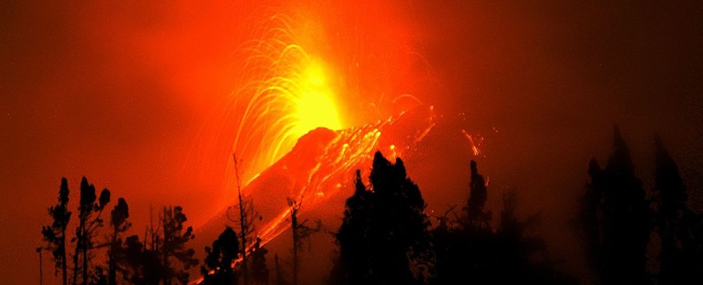 厄瓜多尔“火喉”火山出现早期崩塌迹象