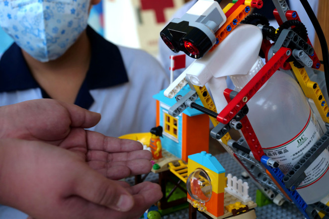 台湾学生用乐高机器人对抗冠状病毒