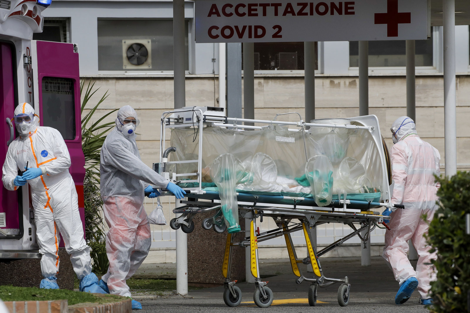 “每个人都必须呆在家里”:冠状病毒在意大利激增让医院不堪重负