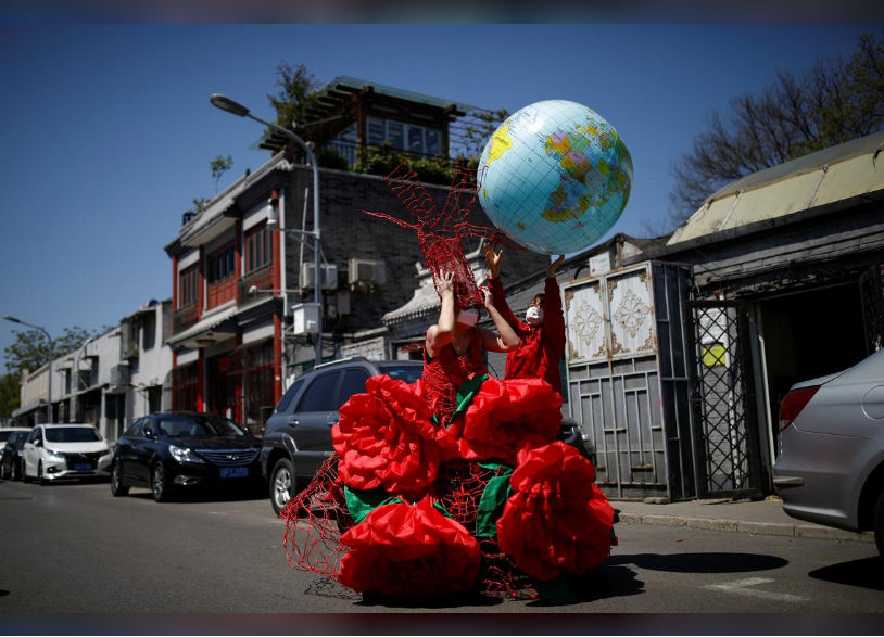 中国艺术家身着巨大的充气玫瑰裙子来纪念地球日