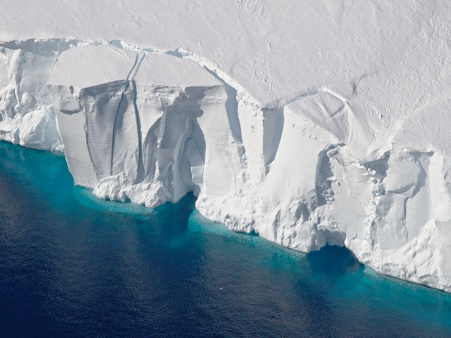 南极洲和格陵兰岛正在失去成千上万亿吨的冰