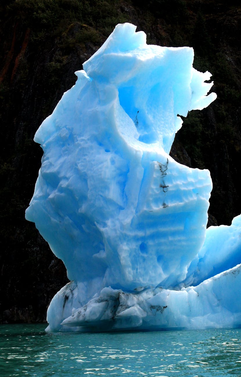 南极洲和格陵兰岛正在失去成千上万亿吨的冰