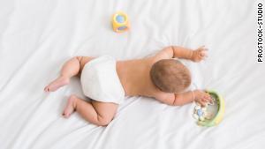 研究综述称，“俯卧时间”对宝宝的整体运动发育很重要