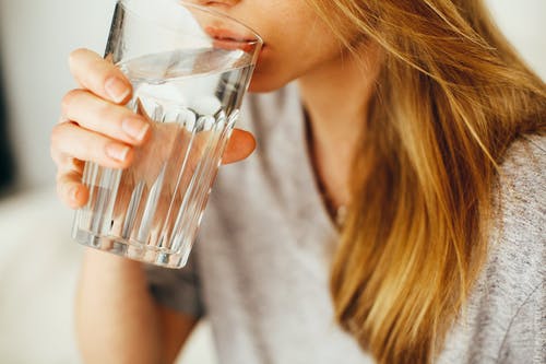 我们到底需要喝多少水?