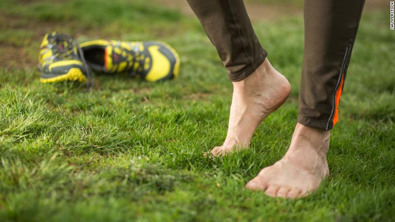 赤脚跑步:为什么你应该考虑用它来防止受伤
