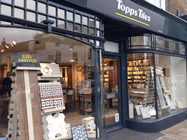 随着商店重新开业，Topps Tiles的销量超出预期