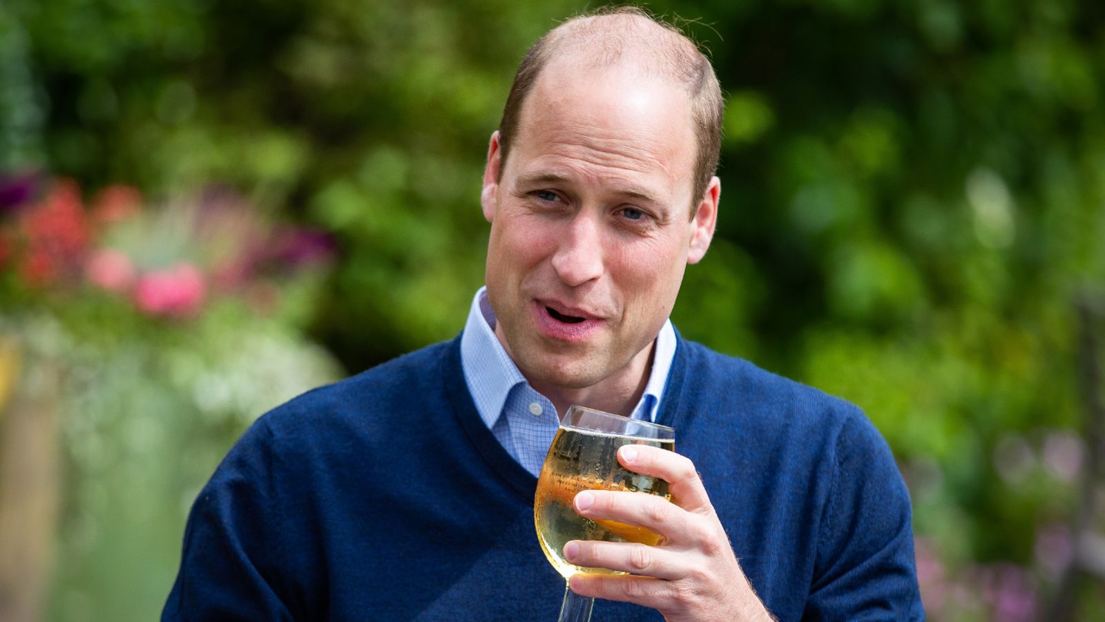 当英格兰各地的酒吧准备重新开业时，威廉王子在当地酒吧享用苹果酒
