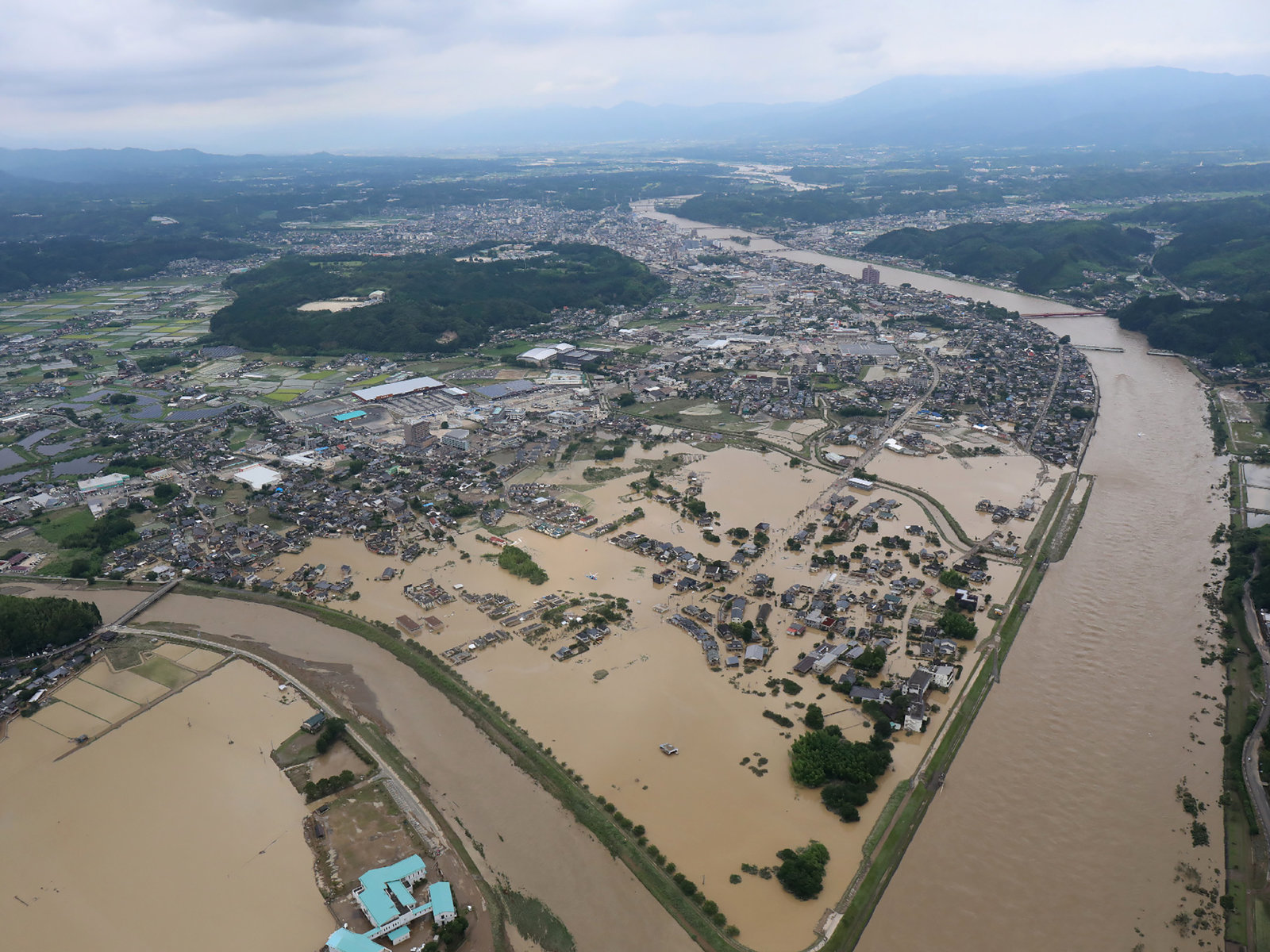 暴雨袭击日本南部，至少15人可能死亡