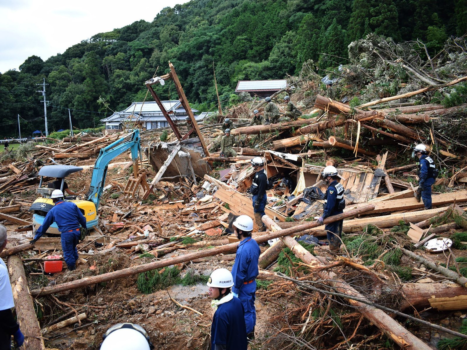 暴雨袭击日本南部，至少15人可能死亡