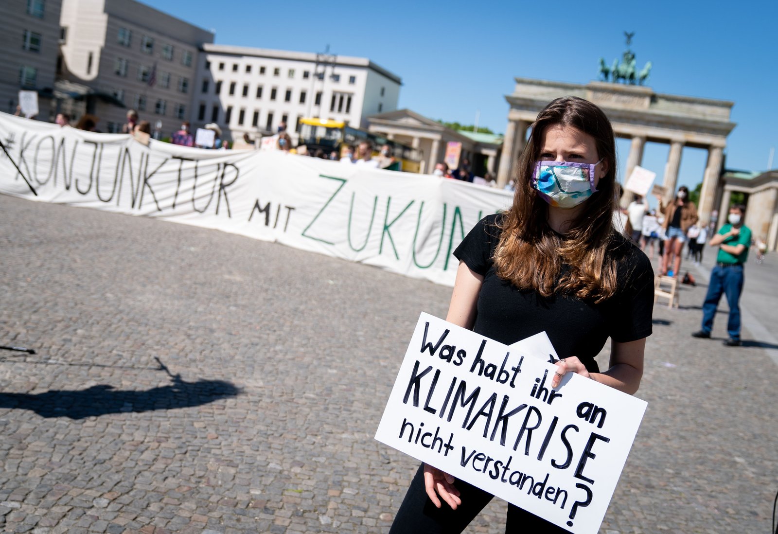 德国学生活动人士纽鲍尔说，‘让气候问题再次成为头等大事’