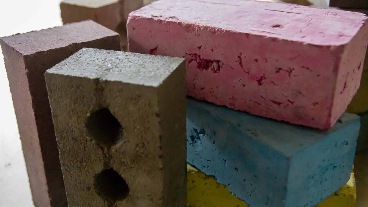 传统的砖在生产和运输过程中造成了严重的环境问题