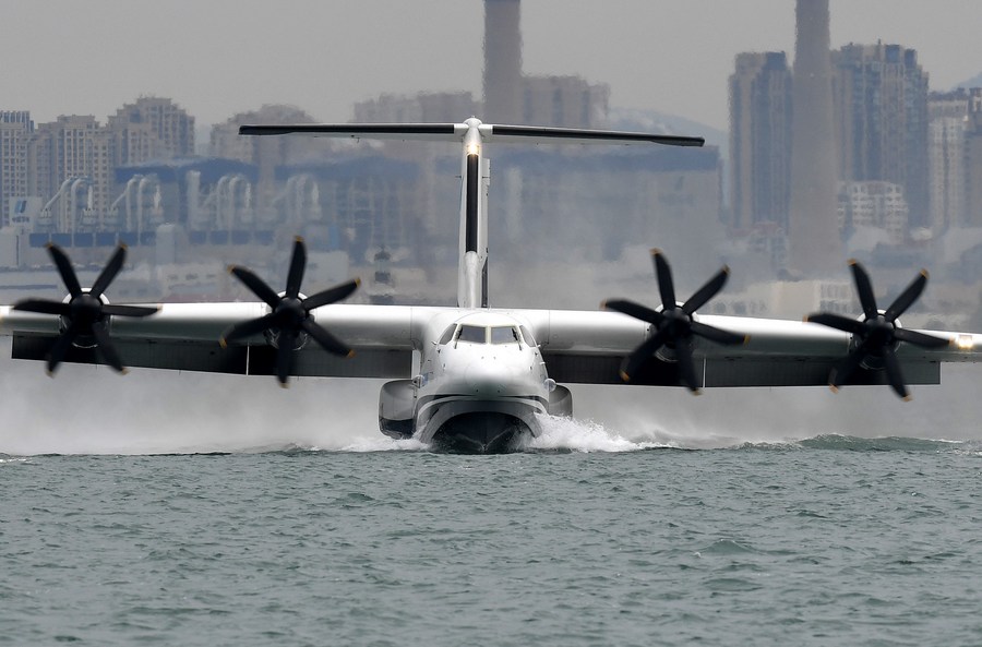 国产水陆两栖大飞机“鲲龙”AG600成功进行海上首飞
