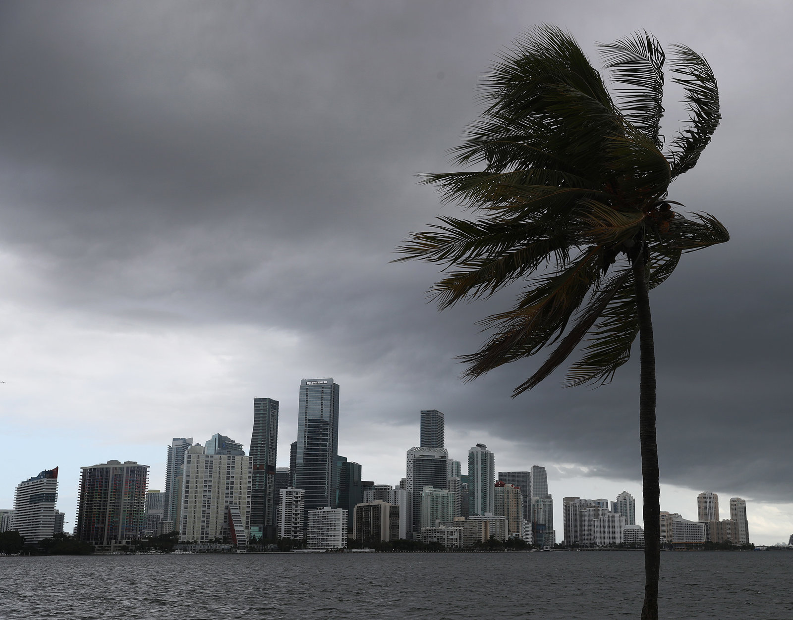 热带风暴伊萨亚斯逼近佛罗里达海岸