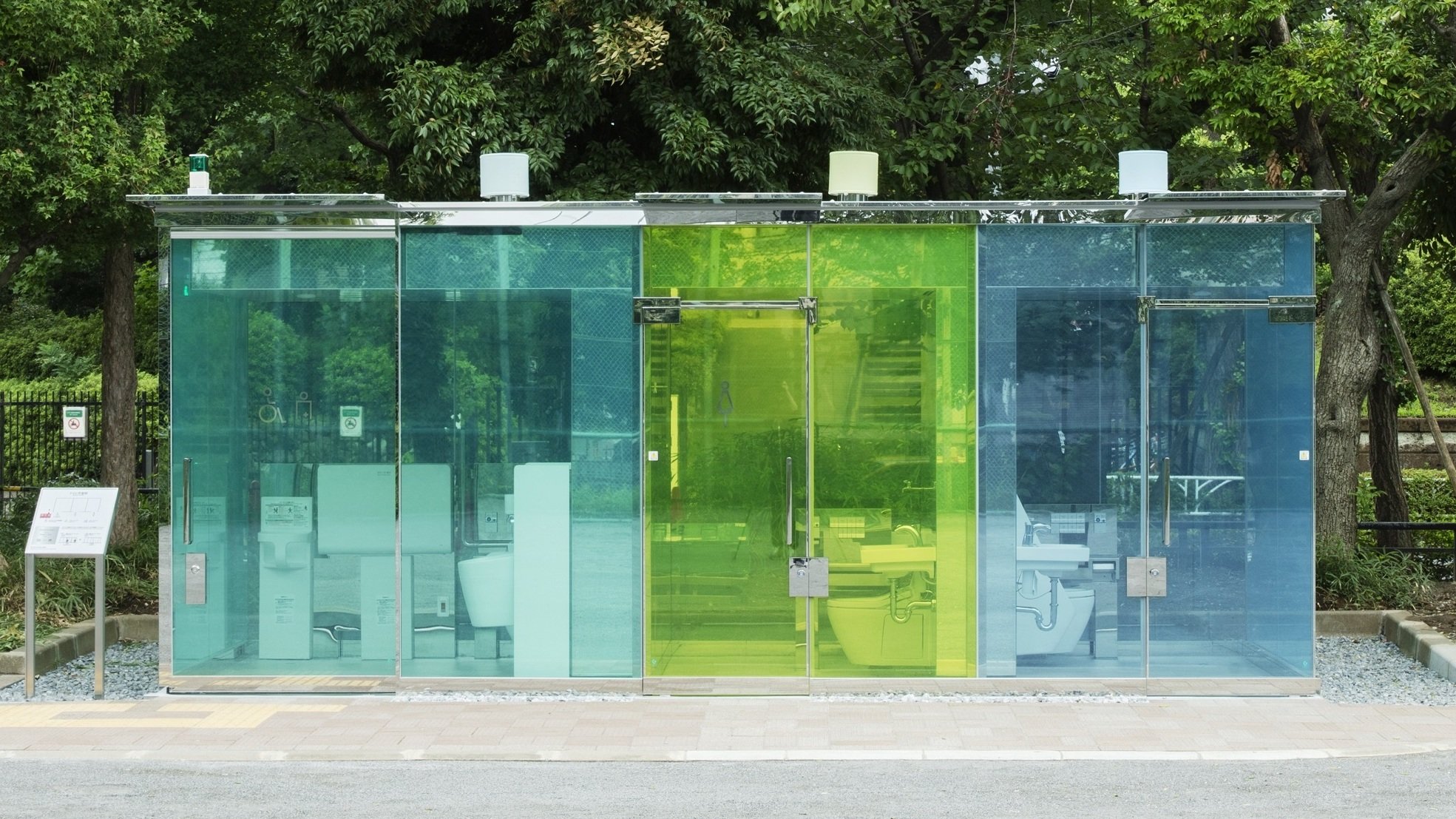 东京公园推出透明公厕，但也提供隐私保护