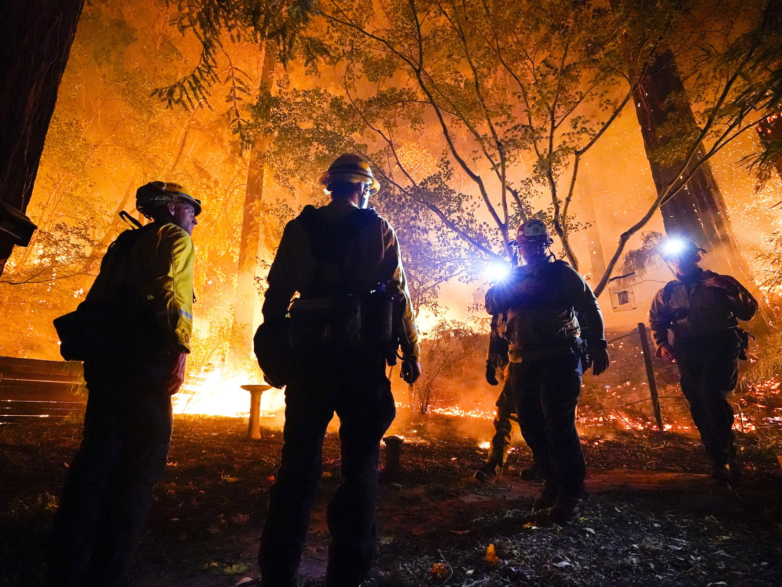 “最糟糕的还没有过去”:加州的野火还在继续燃烧