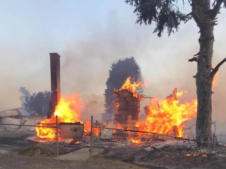 快速蔓延的野火摧毁了华盛顿州东部80%的小镇