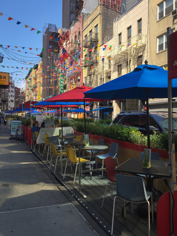 为了保住生意，纽约的餐馆纷纷涌向柏油路