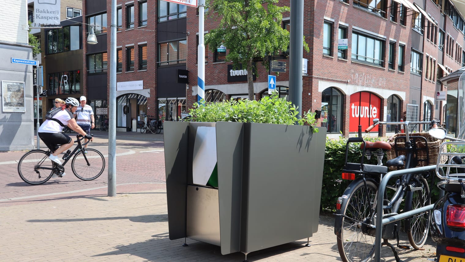 这些花盆状的小便池是阿姆斯特丹解决“野外撒尿”问题的方法