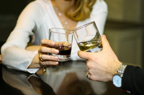 在冠状病毒流行病期间，30岁以上的美国人的饮酒量一直在增加