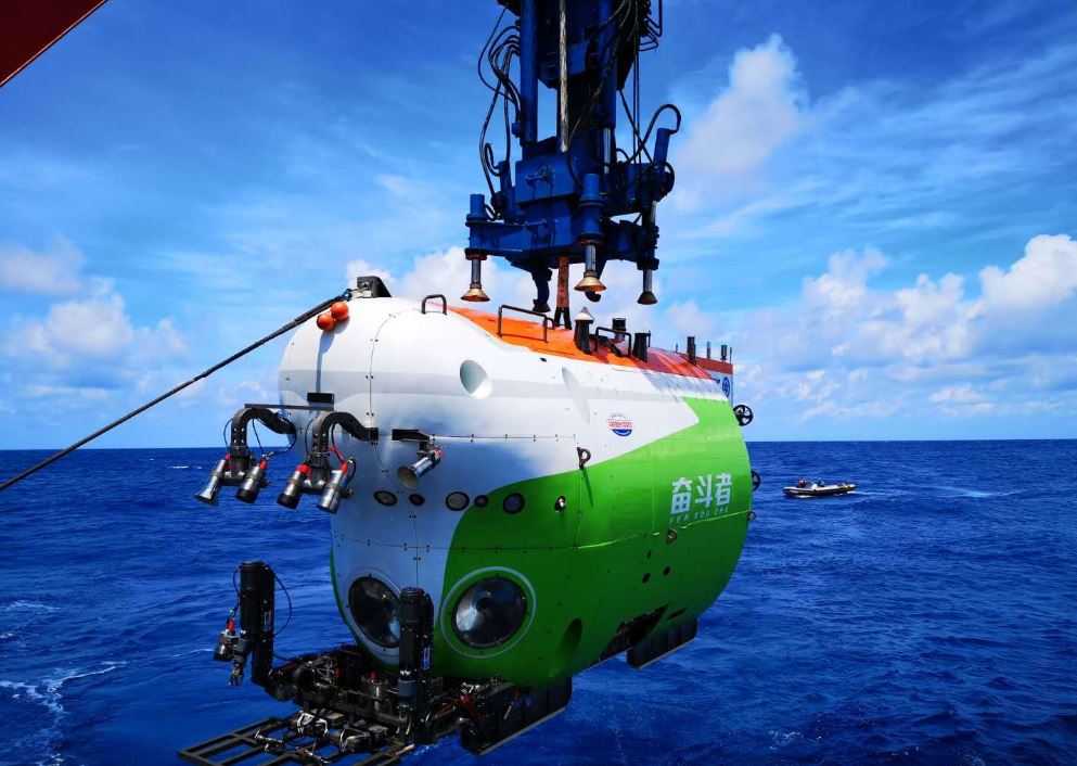 “奋斗者”号载人潜水器在马里亚纳海沟成功坐底