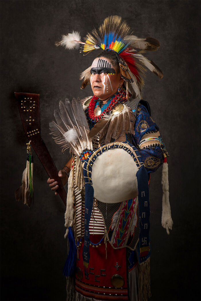 印第安人身着传统服饰摆姿势的真实肖像